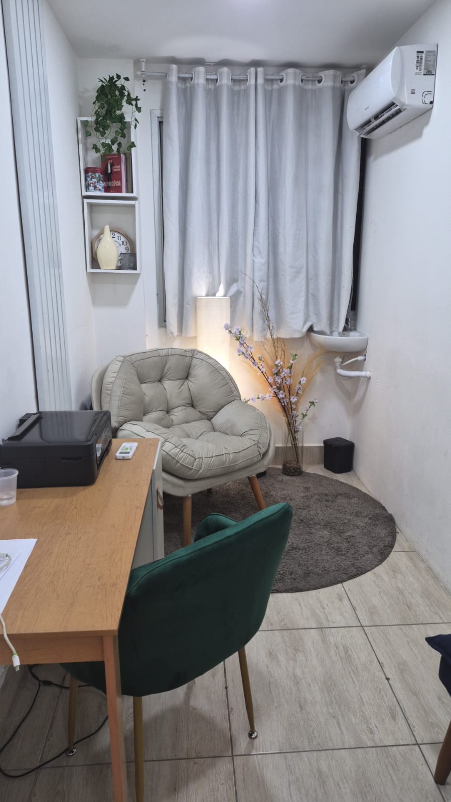 Sala de atendimento clara e acolhedora da Clínica de Saúde Moderna